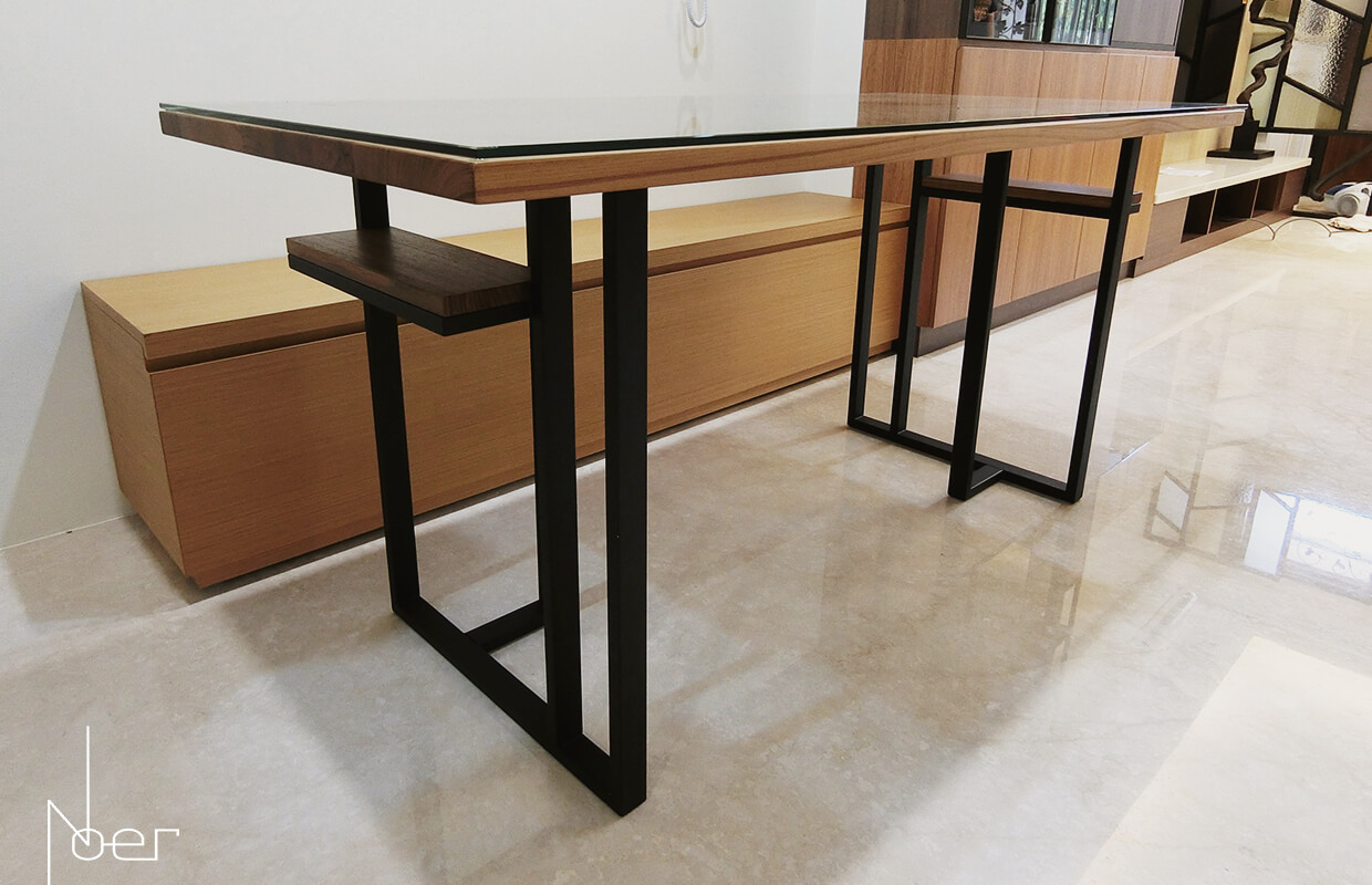 為了整體的風格搭配，實木與鐵件的餐桌也是由無域來設計。