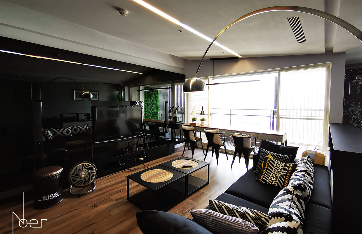 全室新鋪深色木地板呼應原有的整面黑色電視牆，彰顯低調奢華。