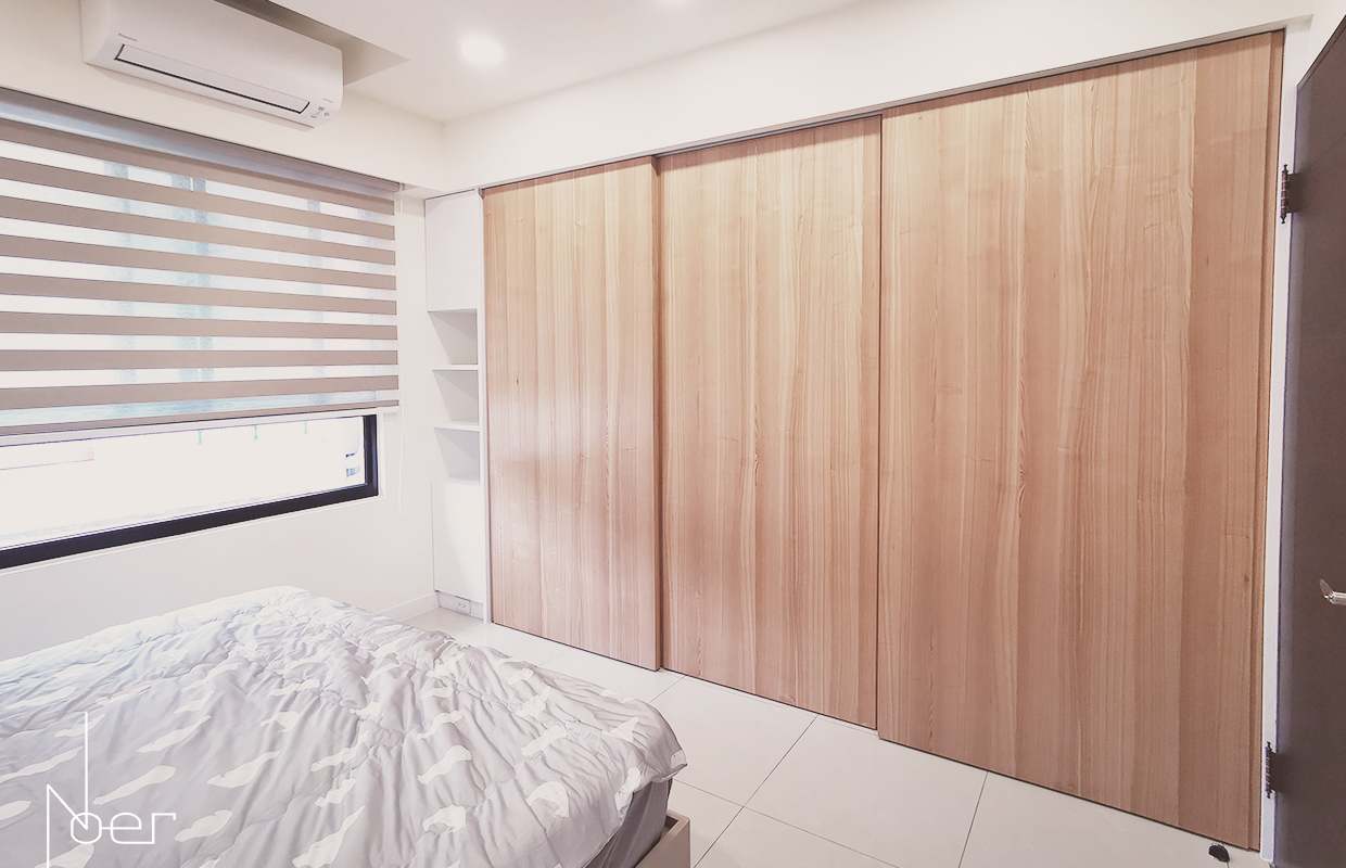 整面牆做成拉門衣櫃，實木貼皮的自然質感讓就寢時如同徜徉在森林中悠然放鬆。