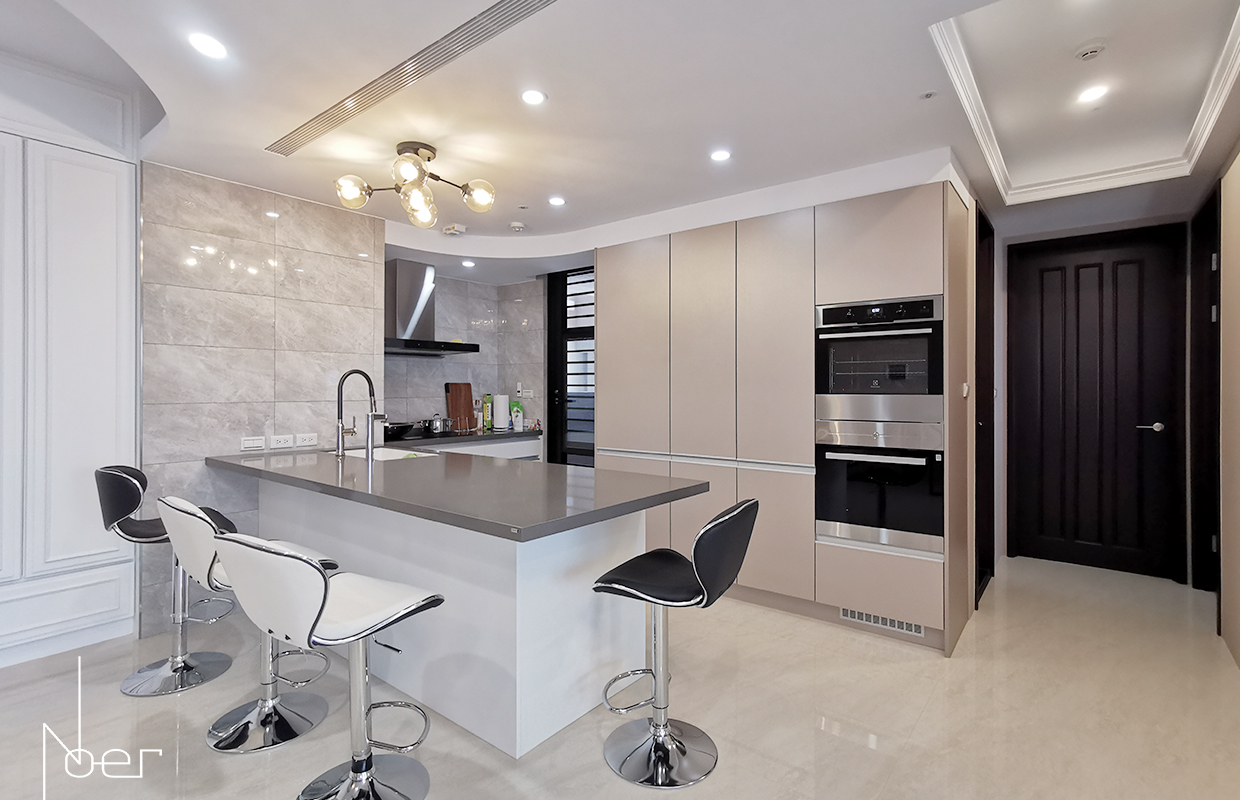 在古典的設計主軸上搭配新穎的廚房設備及燈具，以簡單低飽和的色調融合古典與現代。