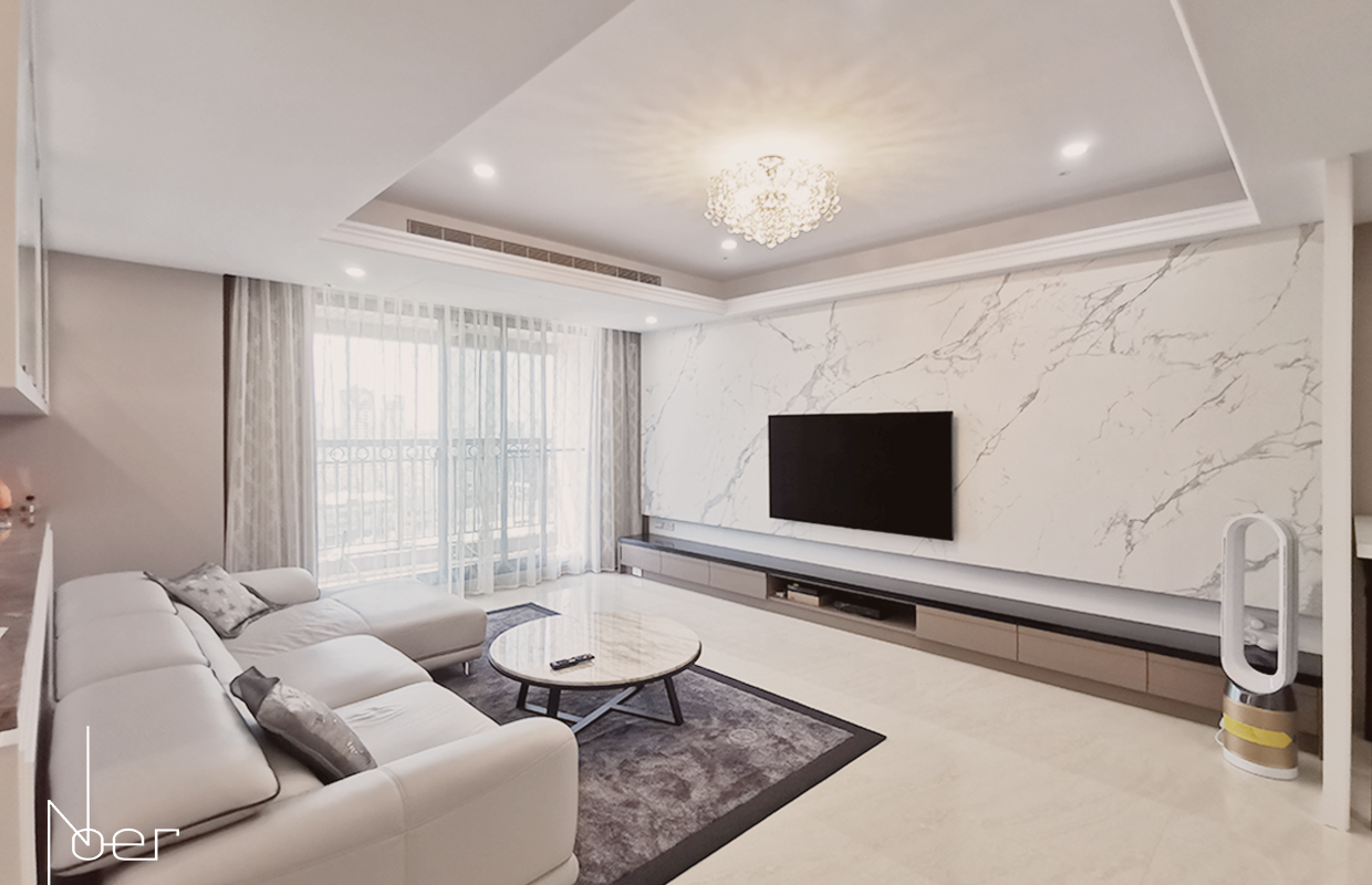 沙發及茶几選用與電視牆呼應的灰白色系。