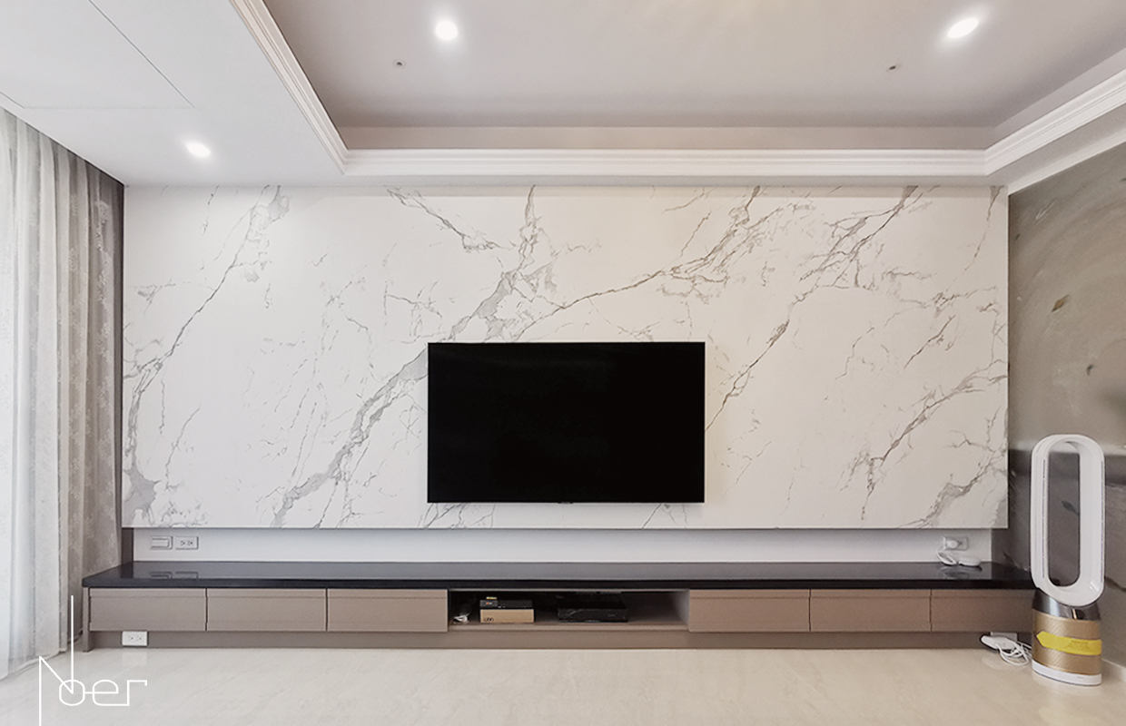 大面積的石材電視牆往往會過於華麗，選擇霧面灰白色系既具備石材帶來的高級質感，亦彰顯了本案的清新古典風格。